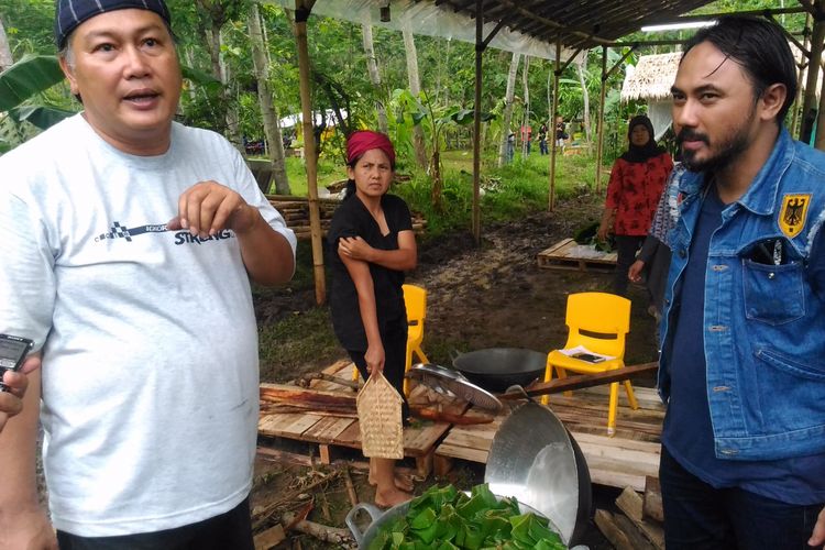 Chef Adzan Budiman (kiri) dan Chef Ari Galih (kanan) tengah menjelaskan menu-menu makanan yang bakal disiapkan pada Kulon Progo Festival (Kulfest) 2017 di kawasan Bendungan Kayangan, Desa Pendoworejo, Kabupaten Kulon Progo, DI Yogyakarta, Rabu (15/11/2017)