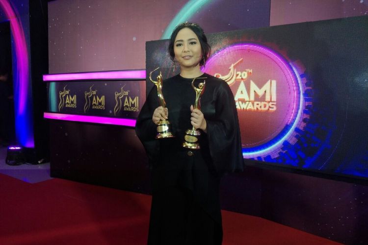 Gita Gutawa menyabet dua penghargaan Anugera Musik Indonesia (AMI) Awards 2017 di Teater Garuda TMII, Jakarta Timur, Kamis (16/11/2017) malam.