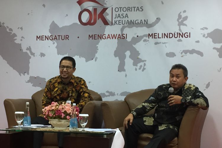 Kepala Eksekutif Pengawas Pasar Modal OJK, Hoesen ketika menyampaikan aturan obligasi kepada awak media,di Jakarta, Jumat (17/11/2017).