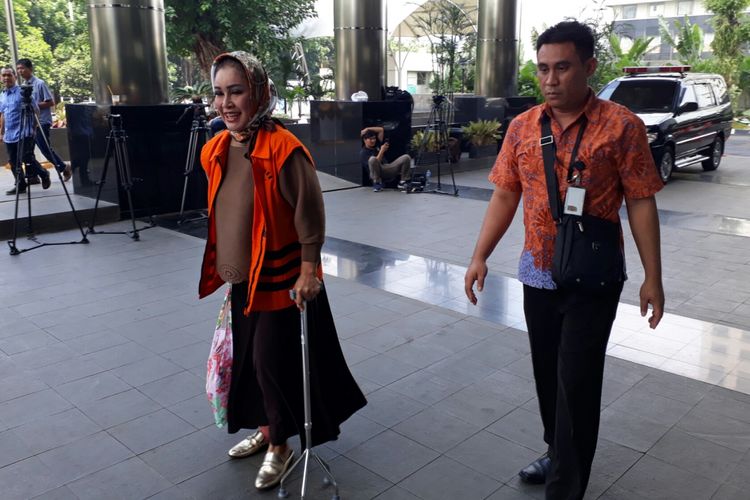 Wali Kota Tegal Siti Masitha Soeparno tiba di KPK, Kuningan, Jakarta, Jumat (17/11/2017)