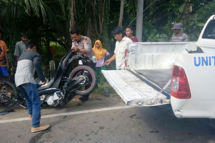 Polisi mengevakuasi kendaraan dalam kecelakaan lalu lintas di Desa Blang Crum, Kecamatan Muara Dua, Lhokseumawe, Aceh, Sabtu (18/11/2017).