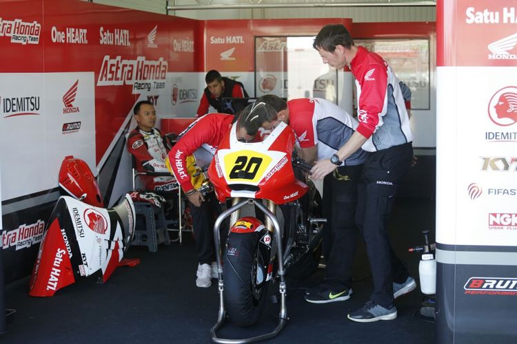 Dimas Ekky di paddock sebelum menjalani balapan Moto2 Eropa FIM CEV Repsol 2017.