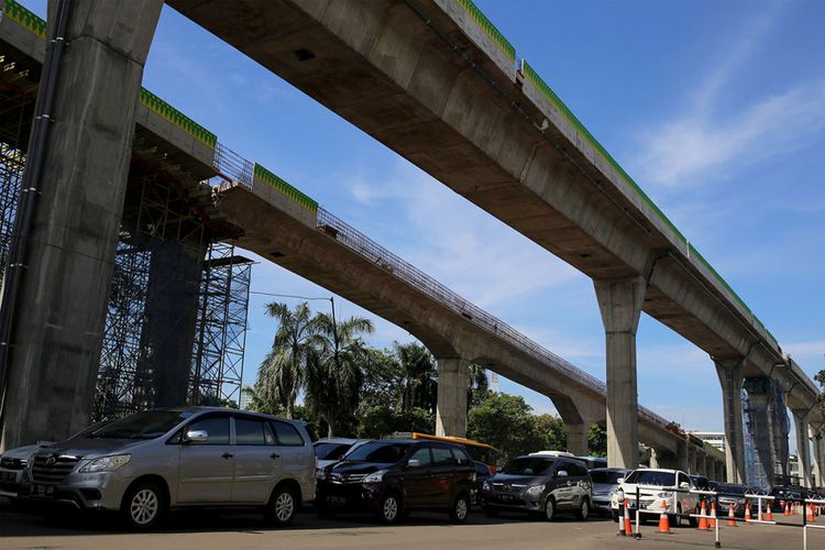 Proyek pembangunan jalan layang khusus bus transjakarta Koridor XIII Kapten Tendean - Blok M - Ciledug masih dalam tahap proses pemasangan Boks Girder dan ekspantion Join serta beberapa pembangunan Jembatan Penyeberangan Orang (JPO) Parapet serta Shelter Bus Transjakarta di Jalan Trunojoyo, Jakarta Selatan, Rabu (16/11/2016). Proyek jalan layang sepanjang 9,4 kilometer tersebut merupakan salah satu upaya mengintegrasikan transportasi umum antarwilayah di DKI Jakarta dan sekitarnya. Proyek dijadwalkan selesai pada akhir 2016.