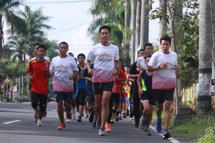 Peserta Bank Jateng Borobudur Marathon 2017 menjajal rute di kawasan Candi Borobudur Magelang, Sabtu (18/11/2017).