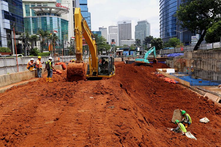 Aktivitas pekerja menyelesaikan pengerjaan proyek pengeboran terowongan untuk angkutan massal cepat (Mass Rapid Transit/MRT) di Stasiun Dukuh Atas, Jakarta Pusat, Kamis (24/11/2016). Pengerjaan proyek MRT fase pertama ini diperkirakan rampung pada tahun 2018.