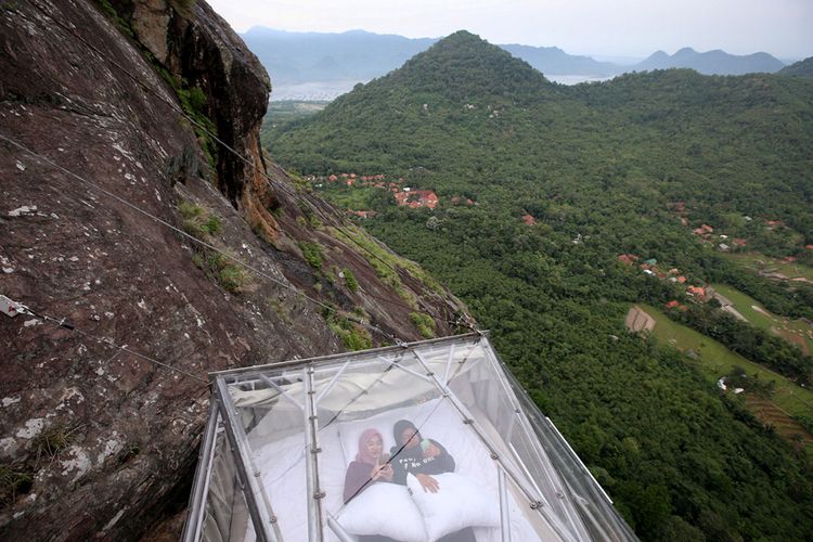 Hotel gantung Padjajaran Anyar terletak di tebing Gunung Parang, Purwakarta, Jawa Barat setinggi 500 meter, Minggu (19/11/2017). Hotel gantung ini diklaim sebagai hotel gantung tertinggi di dunia mengalahkan ketinggian hotel gantung di Peru.  KOMPAS.com/KRISTIANTO PURNOMO