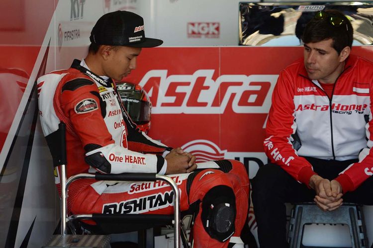 Pebalap Astra Honda Racing Team, Dimas Ekky Pratama, berdoa sebelum memasuki lintasan sirkuit pada sesi kualifikasi FIM CEV Moto2 di Sirkuit Ricardo Tormo, Valencia, Spanyol, Sabtu (18/11/2017). Selain Dimas Ekky Pratama, Astra Honda Racing Team juga menurunkan Andi Gilang di kelas Moto3.
