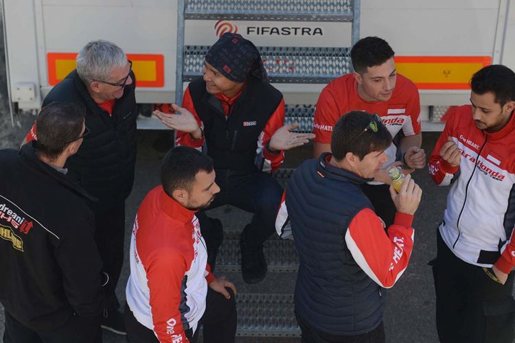 Pebalap Astra Honda Racing Team, Dimas Ekky Pratama, berbincang bersama para mekanik sebelum mengikuti sesi kualifikasi FIM CEV Moto2 di Sirkuit Ricardo Tormo, Valencia, Spanyol, Sabtu (18/11/2017). Selain Dimas Ekky Pratama, Astra Honda Racing Team juga menurunkan Andi Gilang di kelas Moto3.