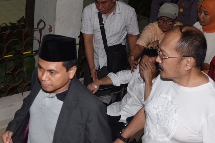 Tersangka kasus korupsi KTP Elektronik Setya Novanto meninggalkan RSCM untuk dibawa ke rutan KPK di Jakarta, Minggu (19/11/2017). Ketua DPR itu resmi ditahan oleh KPK. ANTARA FOTO/Akbar Nugroho Gumay/foc/17.