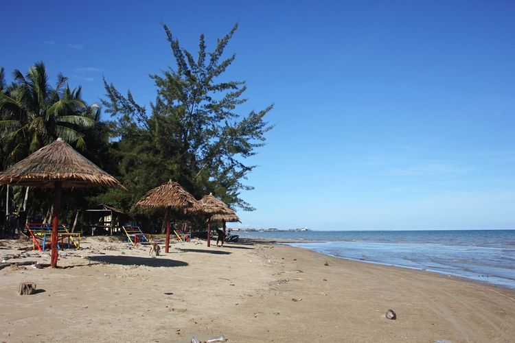 Pantai Kayu Angin yang dipercantik dengan banguna payung dan bangku warna warni hasil gotong royong warga di Nunukan, Kalimantan Utara, Minggu (19/11/2017). Pantai dengan pasir coklat yang terletak perairan perbatasan Indonesai ? Malaysia tersebut selama ini terlihat kumuh dengan sampah karena tidak adanya pengelolaan yang baik oleh pemerintah daerah.