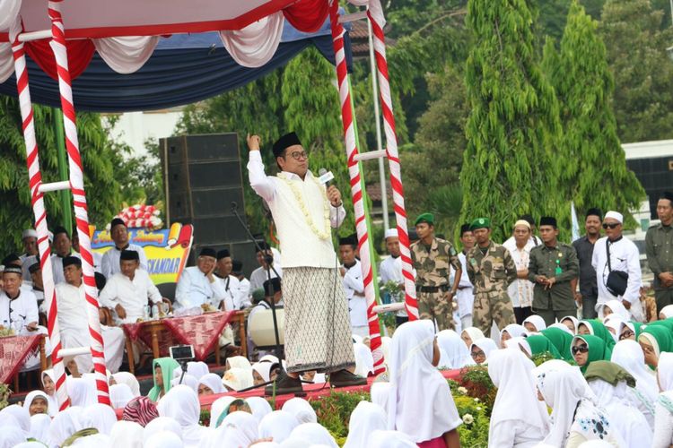 Ketua DPP Partai Kebangkitan Bangsa Muhaimin Iskandar saat menghadiri kegiatan khataman Alquran bersama puluhan ribu warga Kabupaten Pekalongan, tokoh masyarakat, dan para santri di Alun-Alun Pekalongan, Sabtu (18/11/2017).
