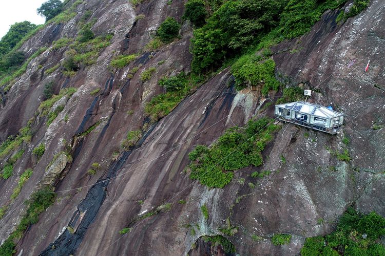 Hotel gantung Padjajaran Anyar yang terletak di tebing Gunung Parang, Purwakarta, Jawa Barat setinggi 500 meter difoto menggunakan drone, Minggu (19/11/2017). Hotel gantung ini diklaim sebagai hotel gantung tertinggi di dunia mengalahkan ketinggian hotel gantung di Peru.  