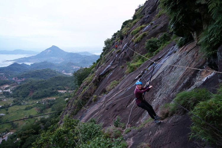 Wartawan Kompas.com menyeberangi tyrolean untuk mencapai hotel gantung Padjajaran Anyar yang terletak di tebing Gunung Parang, Purwakarta, Jawa Barat setinggi 500 meter, Sabtu (18/11/2017). Hotel gantung ini diklaim sebagai hotel gantung tertinggi di dunia mengalahkan ketinggian hotel gantung di Peru.  KOMPAS.com/KRISTIANTO PURNOMO