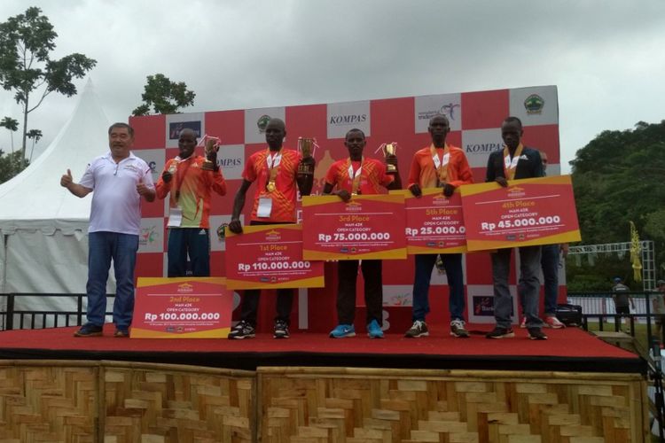 Para pemenang Full Marathon Closed Category pria pada Bank Jateng Borobudur Marathon (BJBM) 2017 di Candi Borobudur, Magelang, Sabtu (19/11/2017).