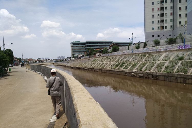 Kondisi pinggiran kali bekas gusuran si Bukit Duri