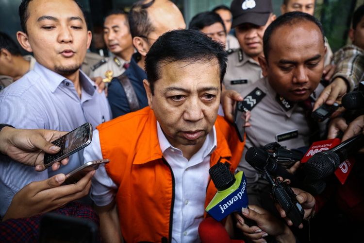 Tersangka kasus korupsi KTP elektronik Setya Novanto meninggalkan gedung Komisi Pemberantasan Korupsi (KPK) seusai menjalani pemeriksaan di Kuningan, Jakarta Selatan, Selasa (21/11/2017). Kedatangan Setya Novanto ke KPK untuk menjalani pemeriksaan perdana sebagai tersangka kasus korupsi proyek e-KTP.