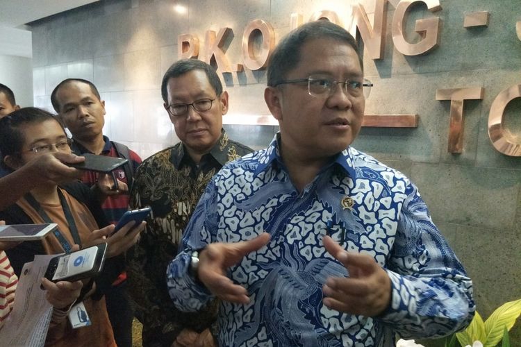 Menteri Komunikasi dan Informatika Rudiantara saat ditemui usai menjadi pembicara kunci Seminar Nasional 10 Tahun UMN bertajuk Memperkuat Keamanan Siber Nasional di kampus UMN, Serpong, Tangerang, Banten, Selasa (21/11/2017).