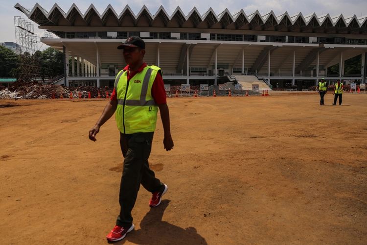 Progres pembangunan venue Stadion Istora Senayan untuk Asian Games 2018 di Kompleks Gelora Bung Karno (GBK), Senayan, Jakarta Pusat, Minggu (12/11/2017). Sandiaga Uno memastikan Pemerintah Provinsi DKI Jakarta akan mempermudah semua bentuk perizinan yang diperlukan untuk venue Asian Games 2018 di Kompleks GBK.