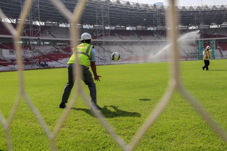 Menteri Pekerjaan Umum dan Perumahan Rakyat Basuki Hadimuljono menendang bola saat meninjau proyek renovasi Stadion Utama Gelora Bung Karno untuk Asian Games 2018 di Kompleks Gelora Bung Karno (GBK), Senayan, Jakarta Pusat, Kamis (23/11/2017). Mengutip data Kementerian Pekerjaan Umum dan Perumahan Rakyat (PUPR), hingga kini progres pembangunan secara keseluruhan telah mencapai 87,27 persen dan ditargetkan selesai bertahap hingga Desember 2017.