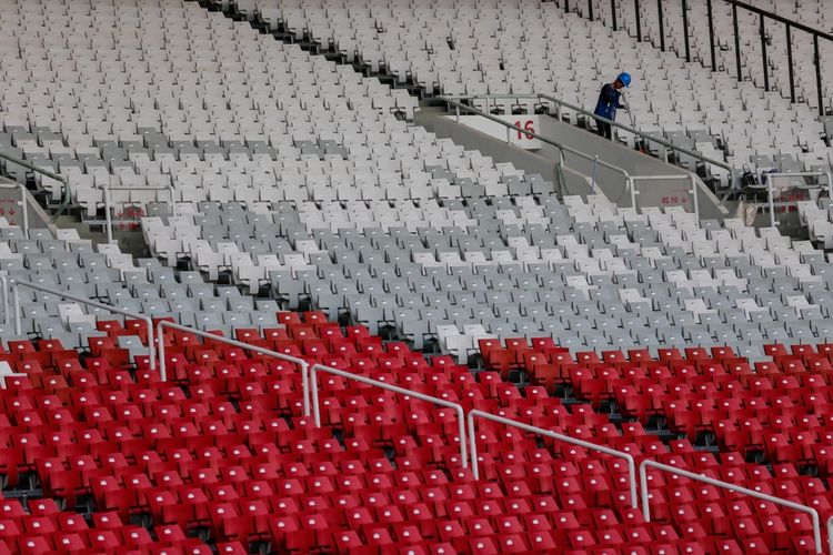 Progres pembangunan renovasi Stadion Utama Gelora Bung Karno untuk Asian Games 2018 di Kompleks Gelora Bung Karno (GBK), Senayan, Jakarta Pusat, Kamis (23/11/2017). Mengutip data Kementerian Pekerjaan Umum dan Perumahan Rakyat (PUPR), hingga kini progres pembangunan secara keseluruhan telah mencapai 87,27 persen dan ditargetkan selesai bertahap hingga Desember 2017.