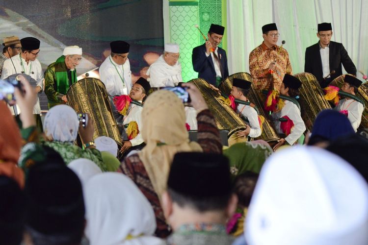 Presiden Joko Widodo (ketiga kanan) bersama Gubernur NTB TGB Zainul Majdi (kanan), Menteri Agama Lukman Hakim Saifuddin (kedua kanan), Ketua PBNU KH Said Agil Siroj (ketiga kiri) dan Ketua MUI KH Maruf Amin (tengah) memukul Gendang Beleq secara bersama-sama saat membuka Munas Alim Ulama dan Konbes Nahdlatul Ulama di Islamic Center NTB di Mataram, Kamis (23/11). Munas Alim Ulama dan Konferensi Besar Nahdlatul Ulama yang berlangsung hingga 26 November 2017 itu dihadiri oleh 1.000 ulama se-Indonesia yang bertema Memperkokoh Nilai Kebangsaan melalui Gerakan Deradikalisasi dan Penguatan Ekonomi Warga. ANTARA FOTO/Ahmad Subaidi/aww/17.