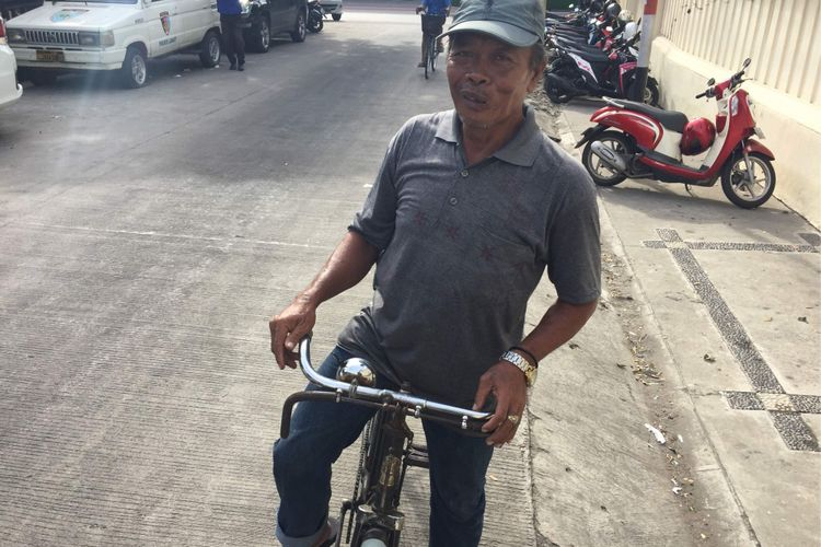 Udin  salah satu ojek sepeda ontel yang masih bertahan di tengah berkembangnya transportasi modern di Ibu Kota, Kamis (23/11/2017).