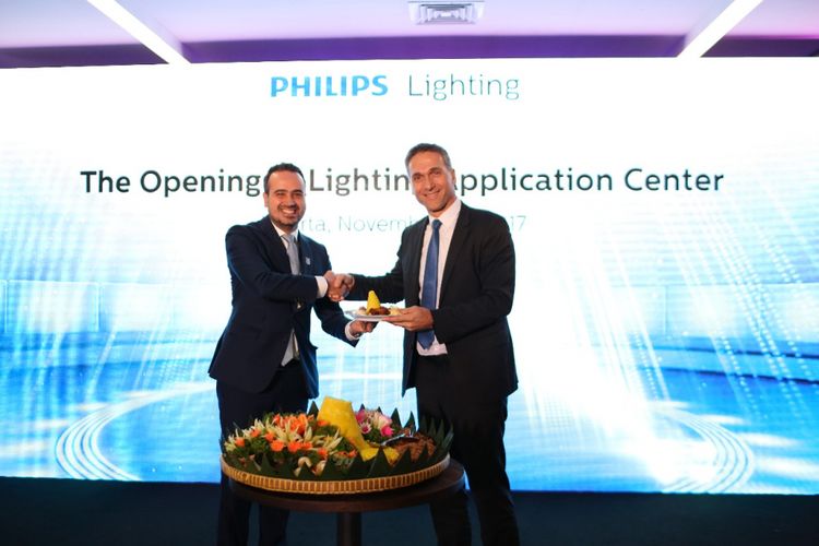 Rami Hajjar, Country Leader Philips Lighting Indonesia memberikan potongan tumpeng kepada Eric Rondolat, Chief Executive Officer & Chairman of the Board of Management Philips Lighting menandai pembukaan Philips Lighting Application Center di Indonesia, Kamis (23/11/2017).