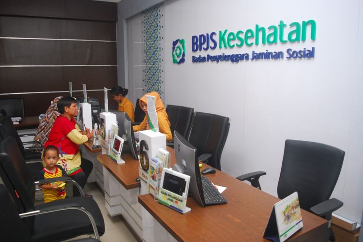 Perugas BPJS Kesehatan Kabupaten Bogor sedang melayani masyarakat di kantor yang terletak di Cibinong, Kabupaten Bogor, Jumat (24/11/2017).