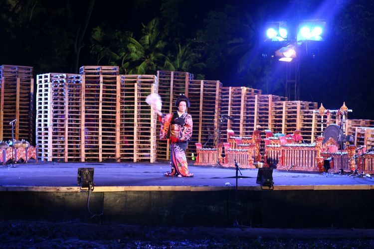 Penari Jepang tampil di panggung Amarta di Kulon Progo Festival 2017 yang digelar di Bendung Khayangan, Kulon Progo, Sabtu (25/11/2017).