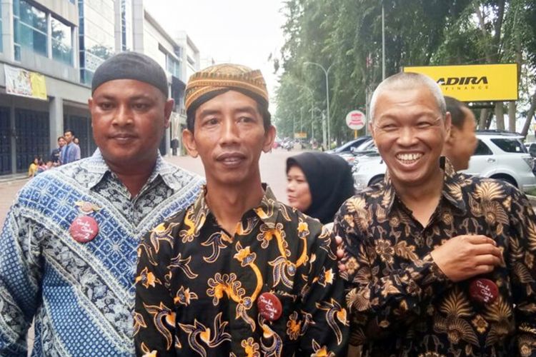 Mirip Presiden Jokowi, Reza jadi rebutan foto bareng warga di Medan, Minggu (25/11/2017)