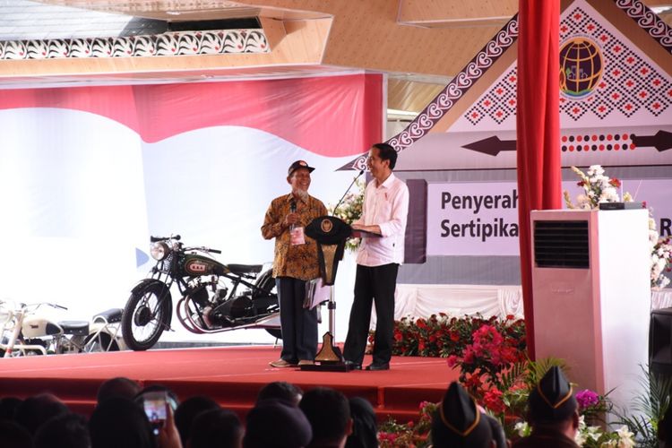 Presiden Jokowi saat berdialog dengan salah seorang warga yang menerima sertifikat tanah di Lapangan Haji Adam Malik, Pematangsiantar, Senin (27/11/2017). 