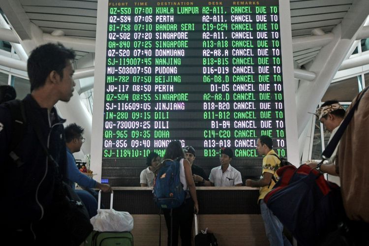 Sejumlah warga negara asing mencari informasi di Terminal Internasional Bandara Ngurah Rai, Denpasar, Senin (27/11/2017). Bandara Ngurah Rai menutup semua penerbangan pada Senin mulai pukul 07.00 WITA karena terdampak abu vulkanis letusan Gunung Agung.