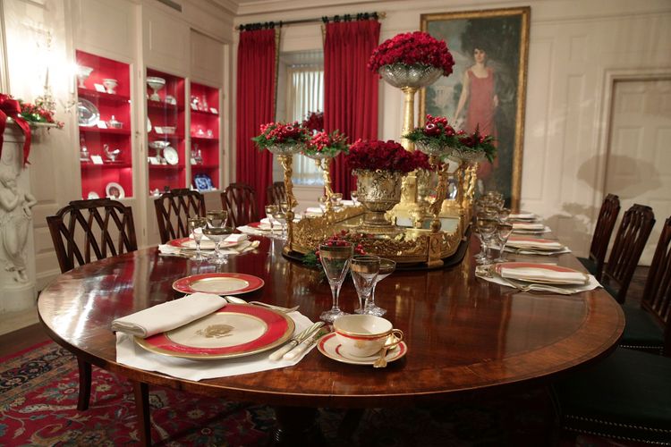 Tempat pengaturan terlihat di meja makan di China Room di Gedung Putih saat sebuah pratinjau ulang tentang dekorasi liburan 2017 pada 27 November 2017 di Washington, DC.