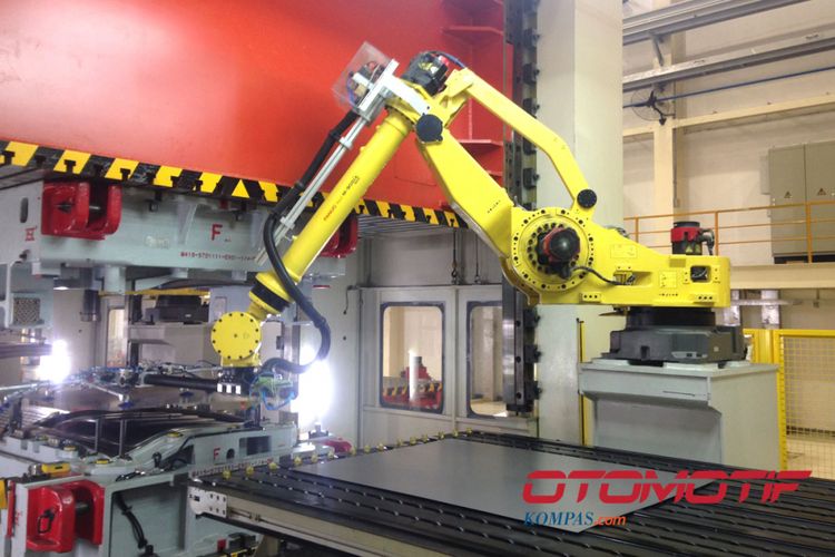 Proses produksi yang menggunakan robot di pabrik Sokonindo CIkande, Serang, Banten.