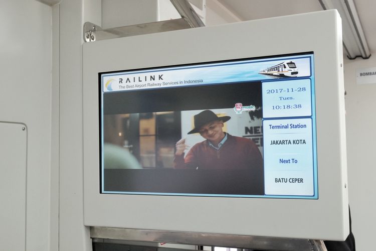Monitor di setiap gerbong KRL Bandara Soekarno Hatta untuk menampilkan iklan dan tujuan kereta