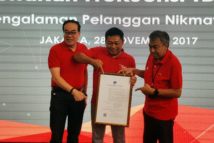 (Kiri-kanan): Edward Ying, Direktur Planning & Transformation Telkomsel; Ririek Adriansyah, CEO Telkomsel; Bob Apriawan, Direktur Network Telkomsel, mengumumkan komersialisasi jaringan 4G LTE frekuensi TDD 2,3 GHz di Jakarta, Selasa (28/11/2017).