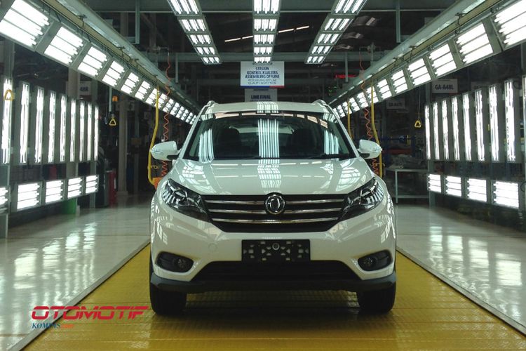 Model SUV Sokonindo Glory 580 yang diproduksi pertama dengan setir kanan di Kawasan Industri Modern, Serang, Banten.