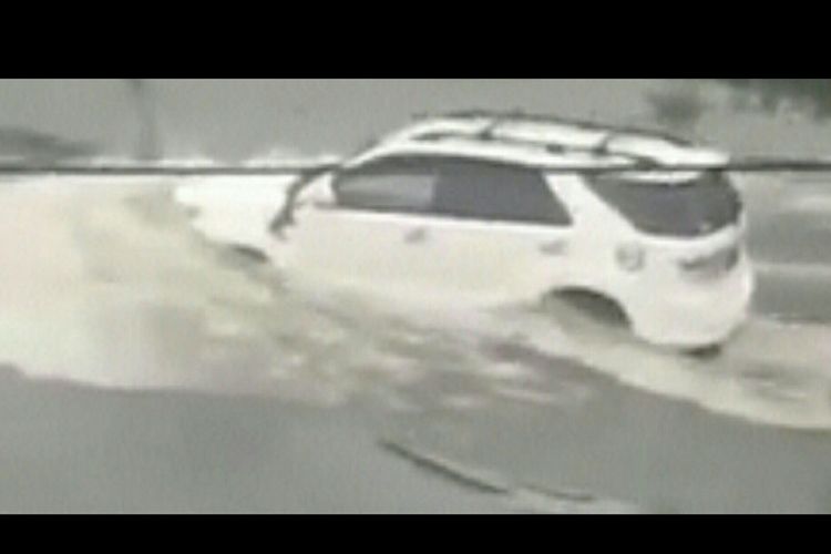 Potongan video yang memperlihatkan sebuah mobil jenis SUV yang tetap jalan meski di tengah banjir.