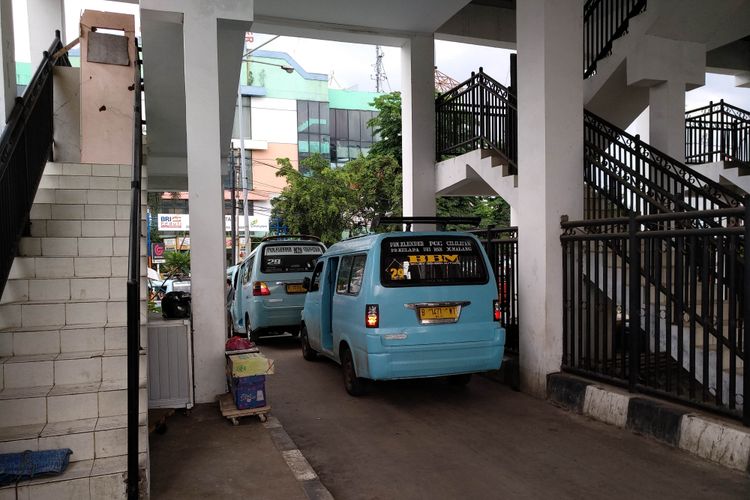 Angkot sedan menunggu penumpang di terminal Klender, 29/11/2017