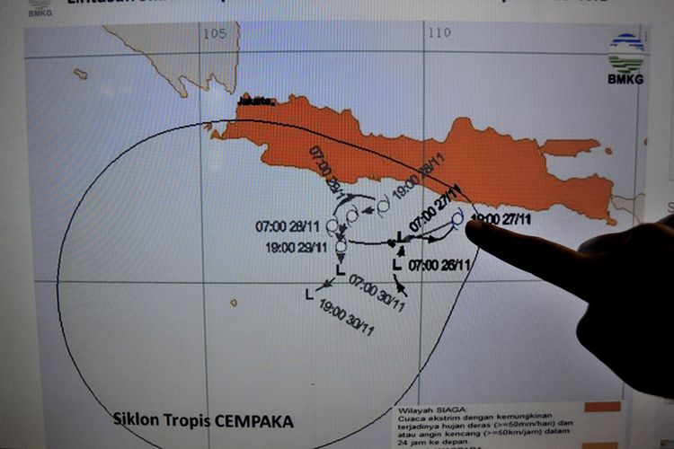 Petugas BMKG (Badan Meteorologi, Klimatologi dan Geofisika) menunjuk area pergerakan badai Siklon Tropis Cempaka di Laboratorium BMKG Banten, di Serang, Selasa (28/11/2017). Pihak BMKG merilis peringatan level Siaga cuaca ekstrem hingga tanggal 1 Desember akibat pergerakan Siklon Tropis Cempaka yang semakin besar di Selatan Pulau Jawa yang berpotensi menimbulkan hujan lebat, angin kencang, serta gelombang tinggi hingga enam meter di perairan Selatan Jawa, Bengkulu, Selat Bali, hingga Laut Sumba.