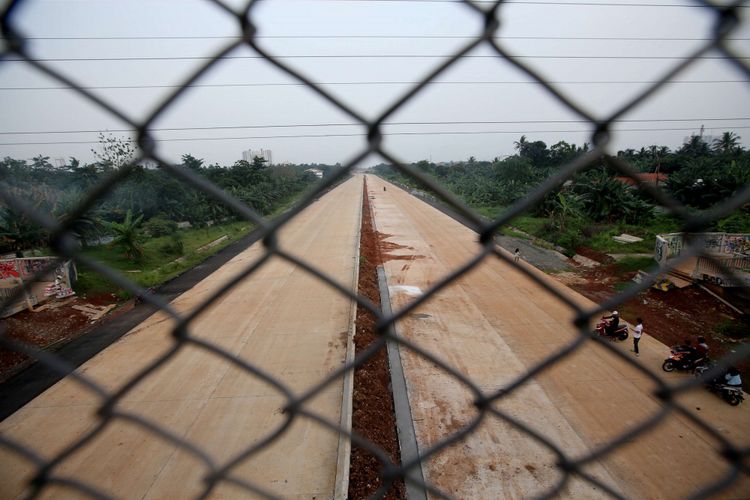 Proyek jalan tol Depok - Antasari (Desari) di Depok, Jawa Barat, , Sabtu (1/11/2017). Tol ini diharapkan mampu mengurai kepadatan di Tol Jagorawi serta jalur utama TB Simatupang dan Lenteng Agung. KOMPAS IMAGES/KRISTIANTO PURNOMO
