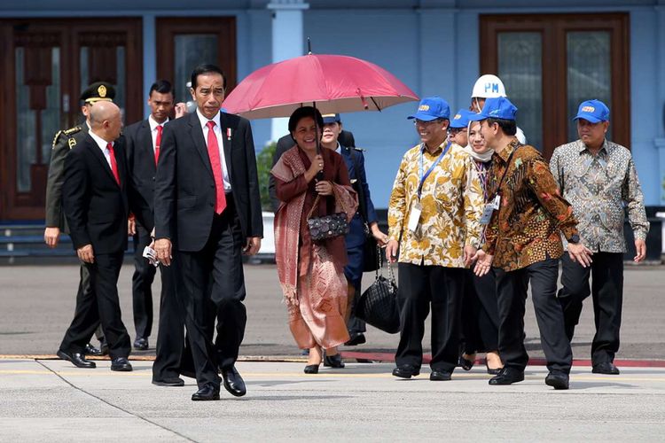 Presiden Joko Widodo saat pemberian nama dan uji terbang pesawat N219 di Lanud Halim Perdanakusuma, Jakarta, Jumat (10/11/2017). Pesawat N219 yang diberi nama Nurtanio oleh Jokowi, adalah pesawat buatan lokal, kolaborasi antara PT Dirgantara Indonesia (DI) bekerja sama dengan Lembaga Antariksa dan Penerbangan Nasional (Lapan).
