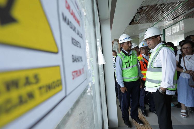 Menteri Perhubungan (Menhub) Budi Karya Sumadi saat meninjau pengoperasian kereta api (KA) Bandara Soekarno Hatta di Stasiun Bandara Soekarno-Hatta, Tangerang, Kamis (23/11/2017). Menhub melakukan uji coba operasi KA Bandara Soekarno-Hatta dengan rute Stasiun Manggarai  Stasiun Soekarno Hatta, rute ini diperkirakan akan mulai beroperasi pada awal bulan Desember 2017 mendatang. 