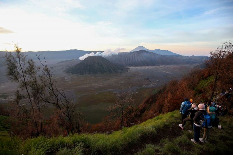Pengunjung mengabadikan keindahan di lokasi wisata Bukit Cinta, Pasuruan, Jawa Timur, Sabtu (4/11/2017). Bukit Cinta menjadi alternatif menyaksikan matahari terbit di kawasan wisata Gunung Bromo.  