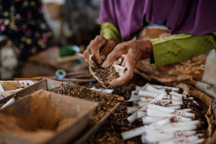 Pekerja menyelesaikan pembuatan rokok sintren di Perusahaan Rokok Klembak Menyan di Gombong, Kebumen, Jawa Tengah, Sabtu (21/10/2017). Distribusi rokok sintren meliputi daerah Kebumen, Kroya, Purwokerto dan Gombong, yang satu bungkusnya dijual seharga Rp 2100 dengan isi 10 batang.