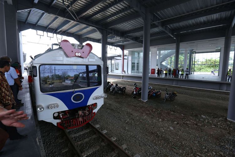 Suasana di Stasiun Batu Ceper, Tangerang, Kamis (23/11/2017). Menteri Perhubungan (Menhub) Budi Karya Sumadi meninjau pengoperasian kereta api (KA) Bandara Soekarno Hatta sebelum beroperasi pada awal bulan Desember 2017 mendatang. 