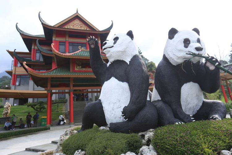 Patung replika dua panda raksasa asal China dengan latar rancangan arsitektur dan taman bertema budaya oriental di Istana Panda Indonesia, Taman Safari Indonesia, Cisarua, Bogor, Jawa Barat, Rabu (1/11/2017). Sepasang panda, Cai Tao (jantan) dan Hu Chun (betina) yang berasal dari pengembangbiakan di China Wildlife Conservation Association (CWCA) diperkenalkan ke publik pada November 2017.