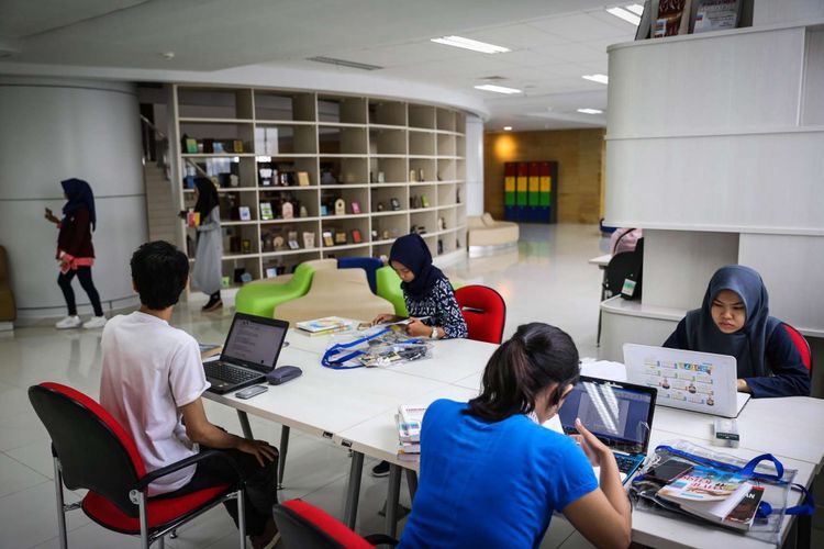 Sejumlah pengunjung membaca di Perpustakaan Nasional di Jalan Medan Merdeka Selatan, Jakarta Pusat, Rabu (8/11/2017). Perpustakaan Nasional dengan total 24 lantai dan tiga ruang bawah tanah merupakan gedung perpustakaan tertinggi di dunia. KOMPAS.com/GARRY ANDREW LOTULUNG