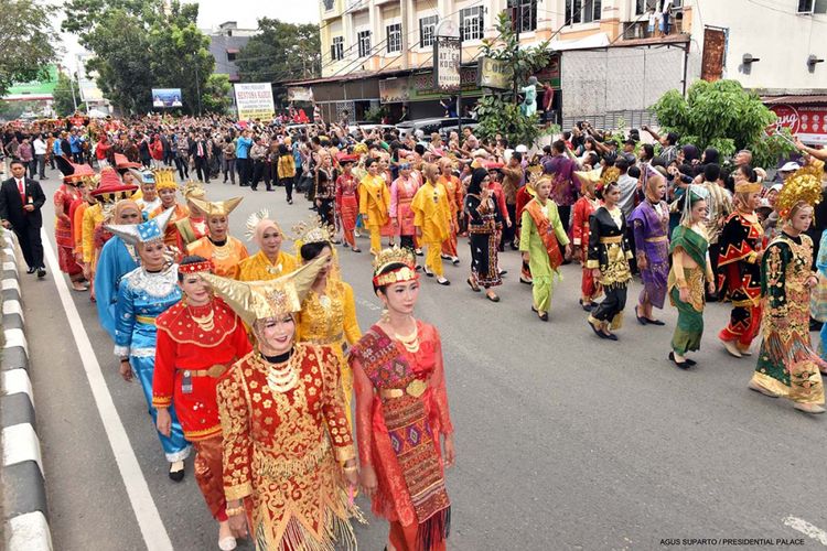 Suasana kirab atau arak-arakan yang menjadi rangkaian acara resepsi pernikahan Kahiyang Ayu-Bobby Nasution di Kota Medan, Sumatera Utara, Minggu (26/11/2017). Usai kirab, acara dilanjutkan dengan resepsi yang dibagi dalam dua sesi, yaitu sesi pertama pukul 09.30-12.00 WIB dan sesi kedua pada pukul 13.30-16.30 WIB.