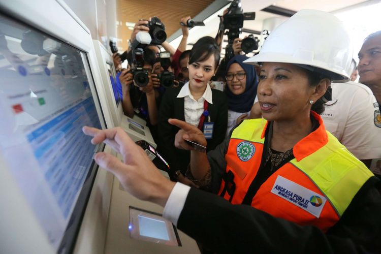 admin testing - Menteri BUMN Rini Soemarno saat melakukan uji coba kereta bandara di Stasiun Bandara Soekarno-Hatta, Selasa (28/11/2017). Kereta Bandara diperkirankan akan resmi beroperasi pada awal bulan Desember 2017 mendatang
